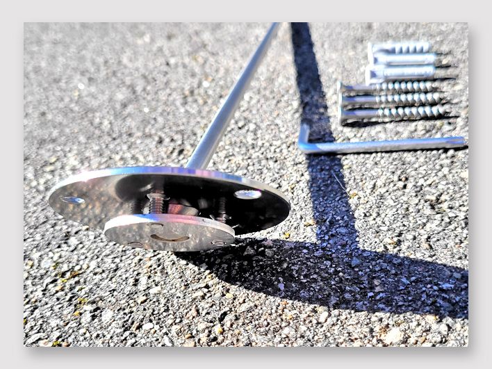 The ball joint is permanently secured in the set position by a pressure plate.