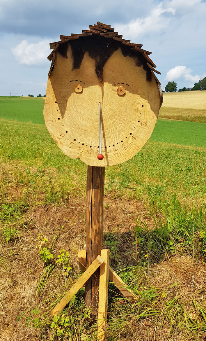 Sonnenuhr mit Insektenhotel